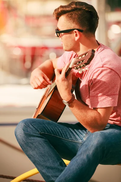 Trendy jongen met gitaar buiten — Stockfoto