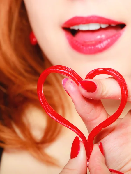 Menina segurando Valentim símbolo de amor coração vermelho. Dia dos namorados. — Fotografia de Stock