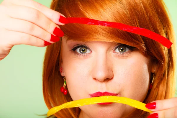 Donna con un sacco di dolci . — Foto Stock