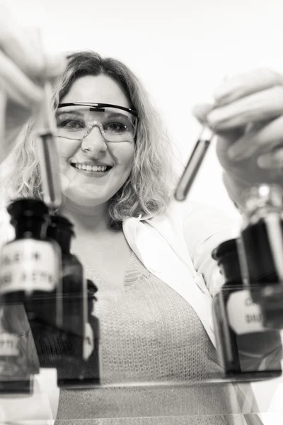 Studente di chimica femminile con fiaschetta di vetro. — Foto Stock