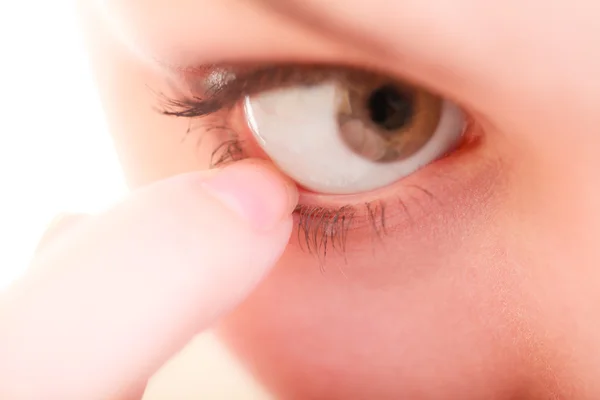 Μέρος του προσώπου ανθρώπινο μάτι πόνο ξένο σώμα — Φωτογραφία Αρχείου