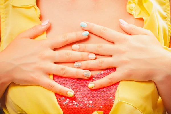 Жіночі руки з кольоровим лаком для нігтів. Манікюр . — стокове фото