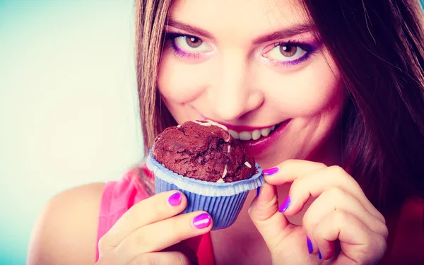 Lächelnde Frau hält Schokoladenkuchen in der Hand — Stockfoto