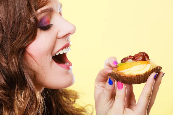 Closeup γυναίκα τρώει φρούτα κέικ γλυκά τρόφιμα — Φωτογραφία Αρχείου