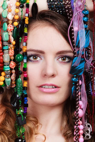 Krásná žena s šperky Náhrdelníky Náramky — Stock fotografie