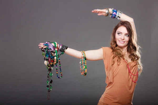 Jolie femme avec des colliers de bijoux bracelets bague — Photo