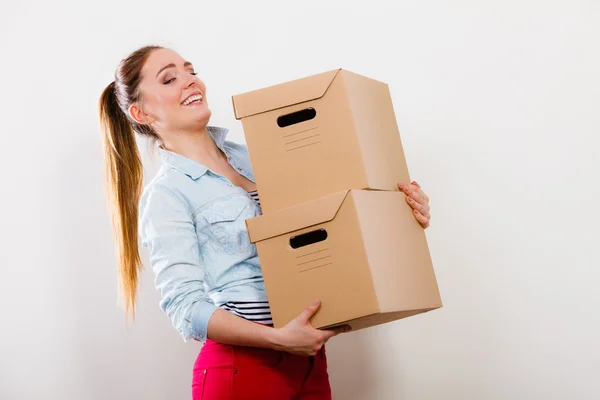 Woman moving into apartment house carrying boxes. — Stock Photo, Image