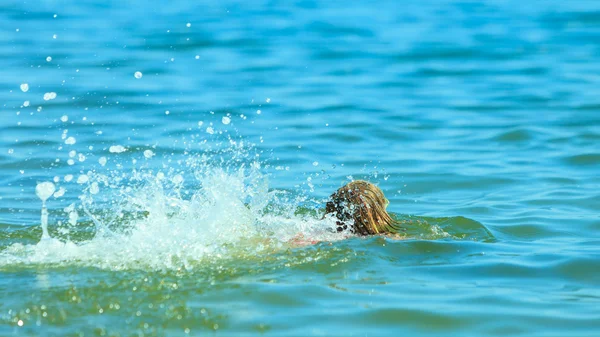 Κοριτσάκι που κολυμπάει σε θαλασσινό νερό. Διασκέδαση — Φωτογραφία Αρχείου