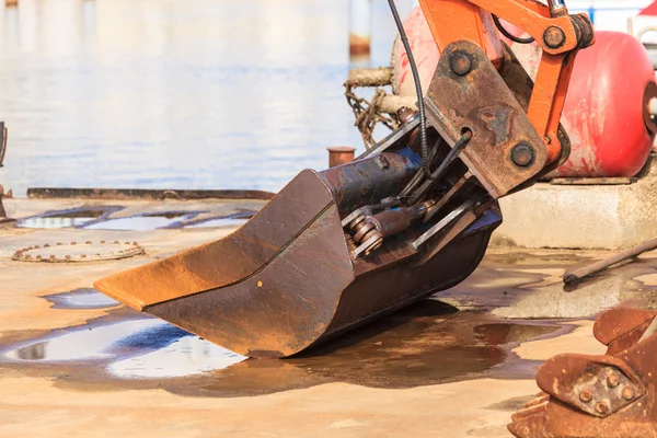 Excavadora trabajando en el mar . — Foto de Stock