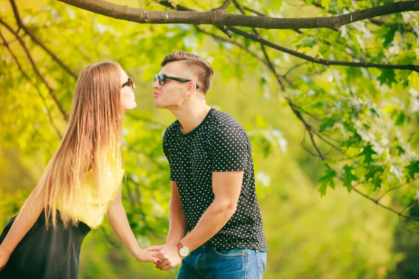 Casal feliz no parque — Fotografia de Stock