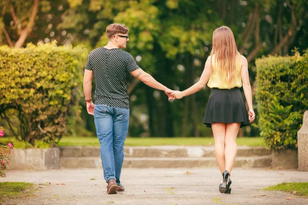 Pareja enamorada sosteniendo las manos —  Fotos de Stock