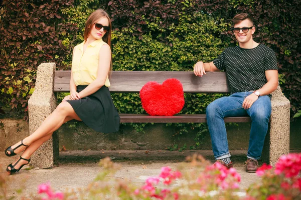 Couple avec coeur assis dans le parc — Photo