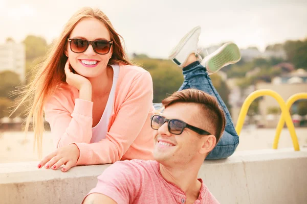 Casal sorridente no mar — Fotografia de Stock