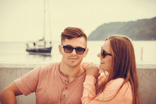 Sorridente coppia in mare — Foto Stock