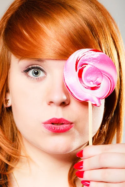 Rude włosy dziewczyna z różowym lizakiem — Zdjęcie stockowe