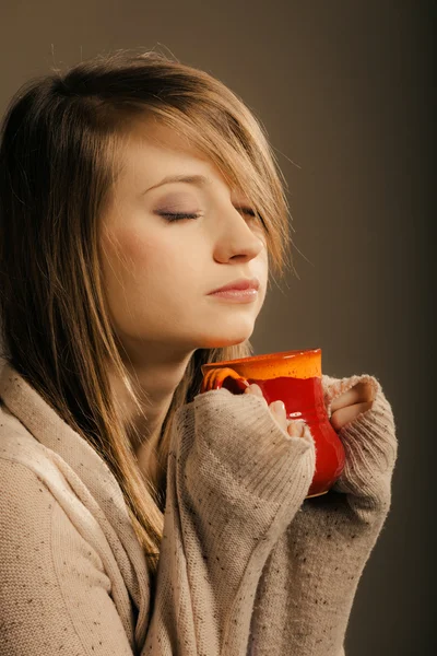 Dryckesvaror. Flicka hålla kopp mugg med varm dryck te eller kaffe — Stockfoto