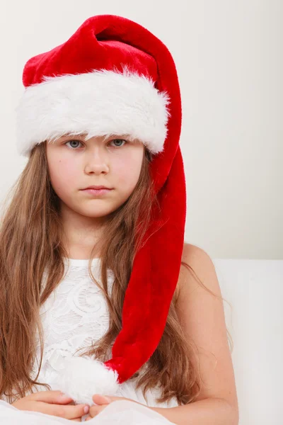 빨간 산타 클로스 모자에 소녀 — 스톡 사진