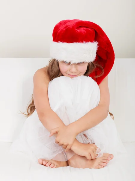 Chica en rojo santa claus sombrero — Foto de Stock