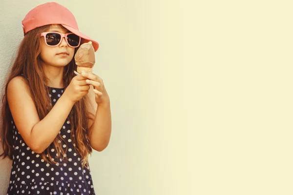 Kleines Mädchen, das Eis isst. Sommerferien. — Stockfoto