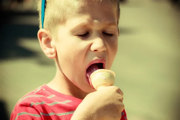 Jonge kid jongenskind eten van ijs. — Stockfoto