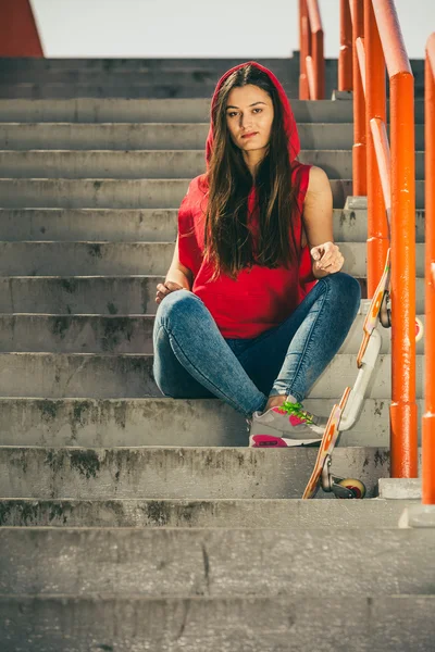 スケートのスケート ボードと階段上の女の子. — ストック写真