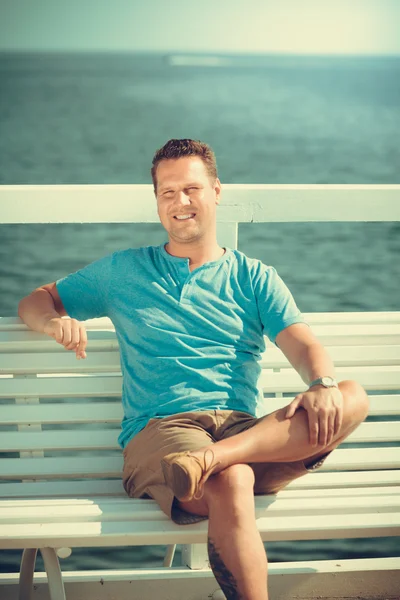 Knappe man toerist op de pier. Mode zomer. — Stockfoto