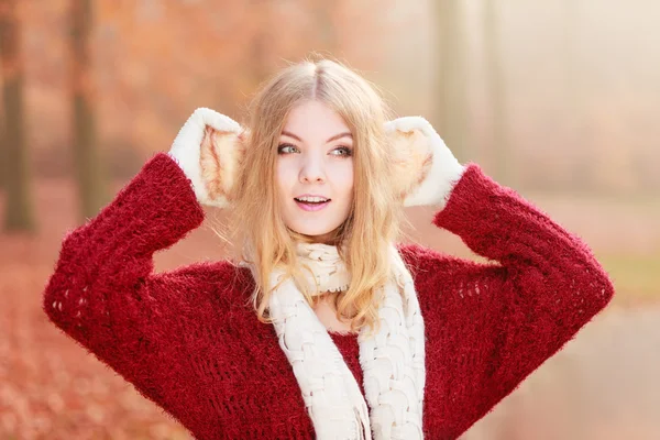 Young girl in earmuffs. — Stock Photo, Image