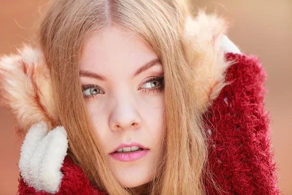 Jovem menina em earmuffs . — Fotografia de Stock