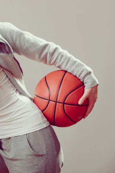 Menina segurando basquete — Fotografia de Stock