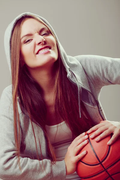 Kız holding basketbol — Stok fotoğraf