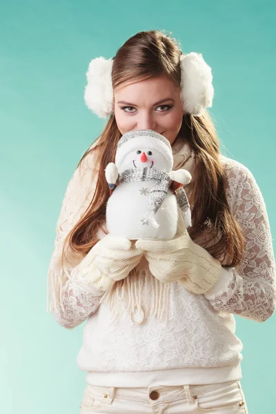 Donna che tiene piccolo pupazzo di neve . — Foto Stock