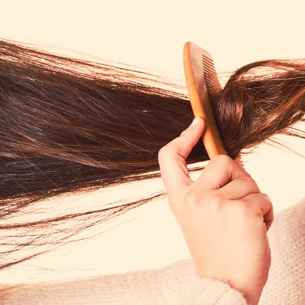Combing and pulls hair. — 图库照片