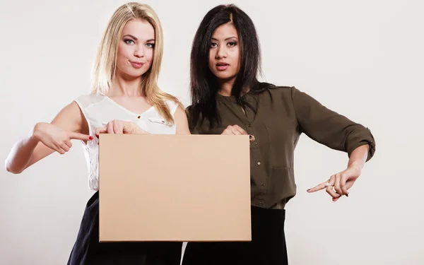 Deux femmes avec tableau blanc — Photo