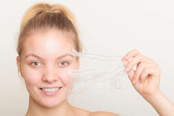 Menina remoção facial casca fora máscara — Fotografia de Stock