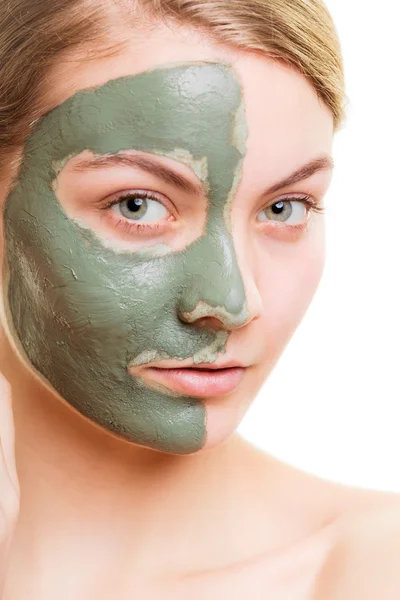 Vrouw met klei modder masker — Stockfoto
