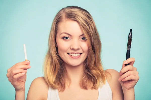 Mooi meisje roken — Stockfoto