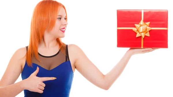 Vacanze amore felicità concetto - ragazza con scatola regalo — Foto Stock