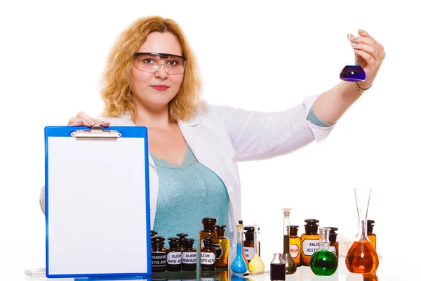 Femme étudiant en chimie avec fiole de test de verrerie. — Photo