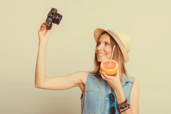 Kobieta przy selfie, własny obraz z kamery. — Zdjęcie stockowe