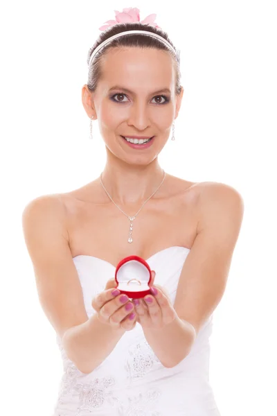 Šťastnou nevěstu žena zobrazeno zásnubní prsten krabice. — Stock fotografie