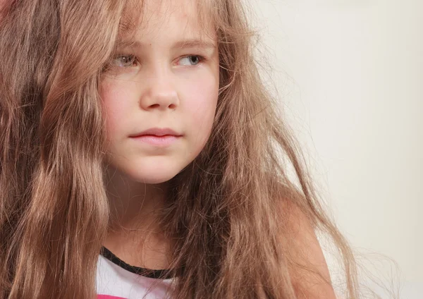 Triest ongelukkig weinig meisje kind portret. — Stockfoto