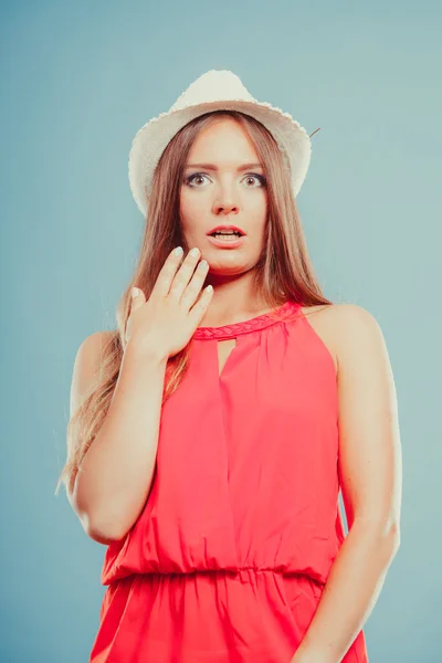 Mujer asustada y conmocionada con sombrero. Expresión . —  Fotos de Stock