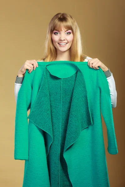 Fashionable woman showing green coat — Zdjęcie stockowe