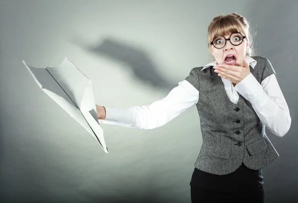 Vlieg angst. Vrouw met vliegtuig in de hand. — Stockfoto