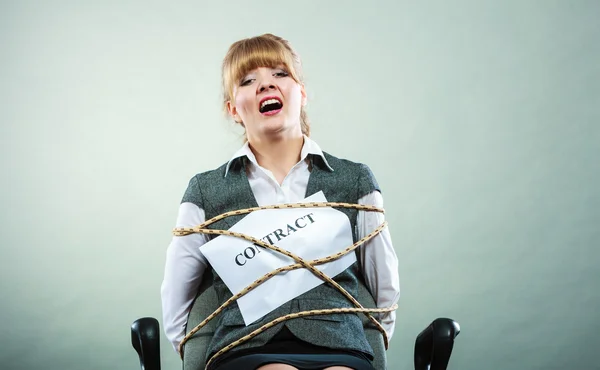 Mujer de negocios temerosa vinculada por los términos del contrato . —  Fotos de Stock