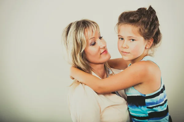 Mãe e menina criança no estúdio . — Fotografia de Stock