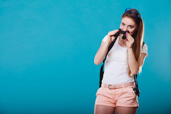 Touristin mit Fernglas auf blau — Stockfoto