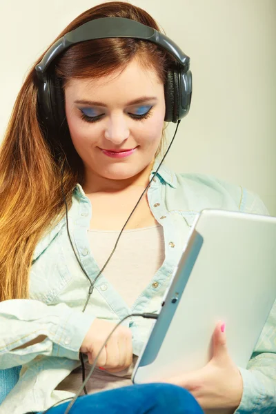 Mujer con auriculares tablet relajante — Foto de Stock