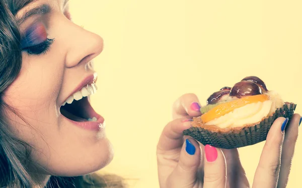 Primeros planos mujer comiendo pastel de frutas comida dulce —  Fotos de Stock