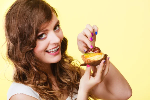 Closeup woman eating fruit cake sweet food — Stock Photo, Image